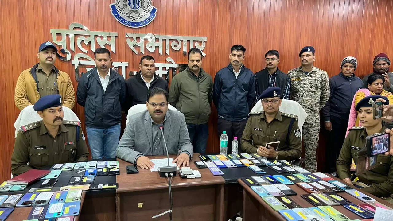 दमोह : मोबाइल मिले तो चेहरे पर आयी मुस्कान, कहा धन्यवाद दमोह पुलिस