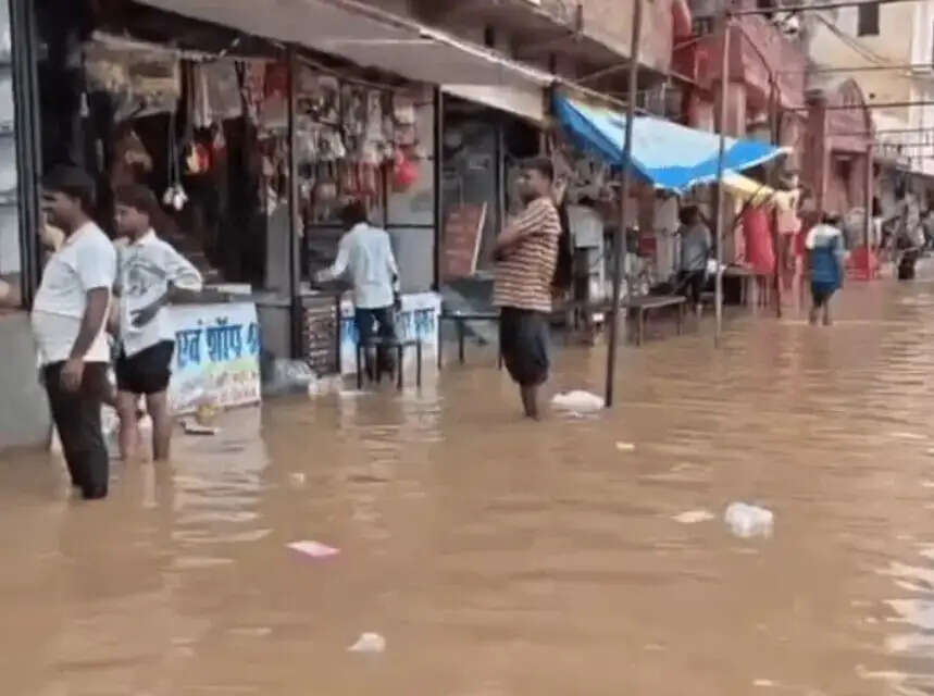 सतना: चित्रकूट में मंदाकिनी नदी उफान पर, रामघाट की सभी सीढ़ियां डूबीं, दुकानों में घुसा पानी