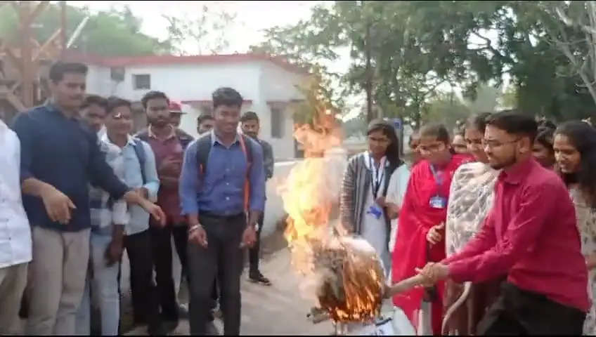 धमतरी : परीक्षा शुल्क में वृद्धि, नाराज छात्रों ने कुलपति का जलाया पुतला