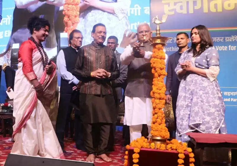 मप्रः 15वें राष्ट्रीय मतदाता दिवस पर राज्यपाल ने चुनाव में उत्कृष्ट काम करने वाले अधिकारियों को किया सम्मानित