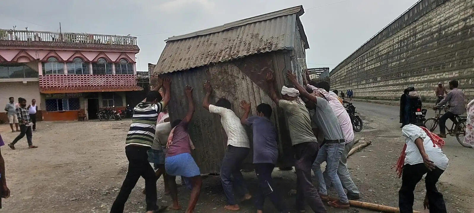 रामपुर ओवरब्रिज के पास से अनुमंडल प्रशासन ने अतिक्रमण हटाया
