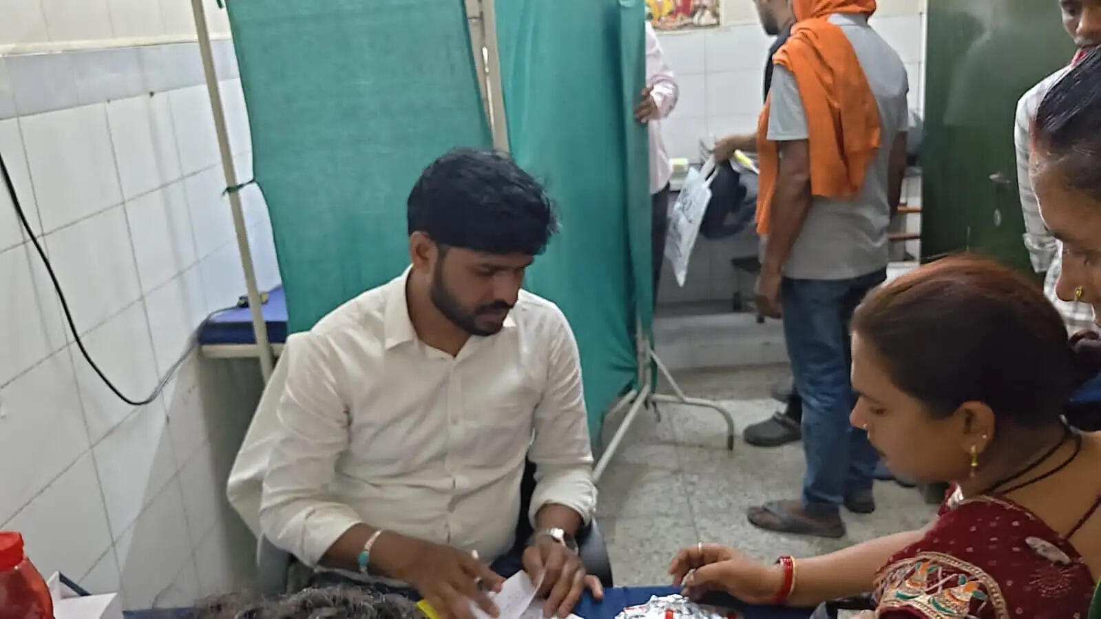 जौनपुर के जिला अस्पताल में विशेषज्ञ डॉक्टरों और जांच सुविधाओं का अभाव, मरीज निजी अस्पतालों पर निर्भर