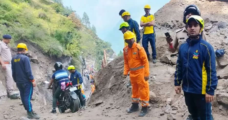 चार दिन बाद पैदल आवाजाही के लिए खुला बदरीनाथ हाइवे, फंसे यात्रियों ने ली राहत की सांस