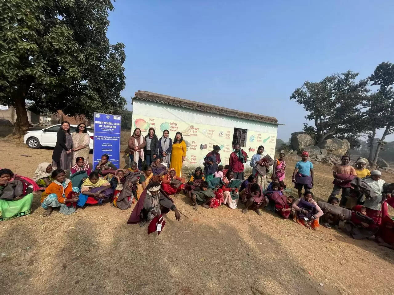 इनरव्हील क्लब ऑफ ने किया बिरहोर परिवारों के बीच कंबल वितरण