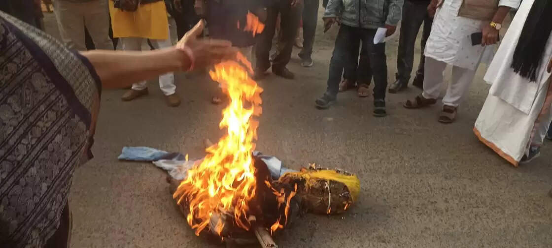 अनूपपुर: अजाक्स के प्रदेश अध्यक्ष संतोष वर्मा की अभद्र टिप्पणी के विरोध में पुतला दहन, एफआईआर की मांग