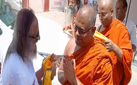 बिहार पहुंचे आध्यात्मिक गुरु रविशंकर, महाबोधि मंदिर में की पूजा-अर्चना