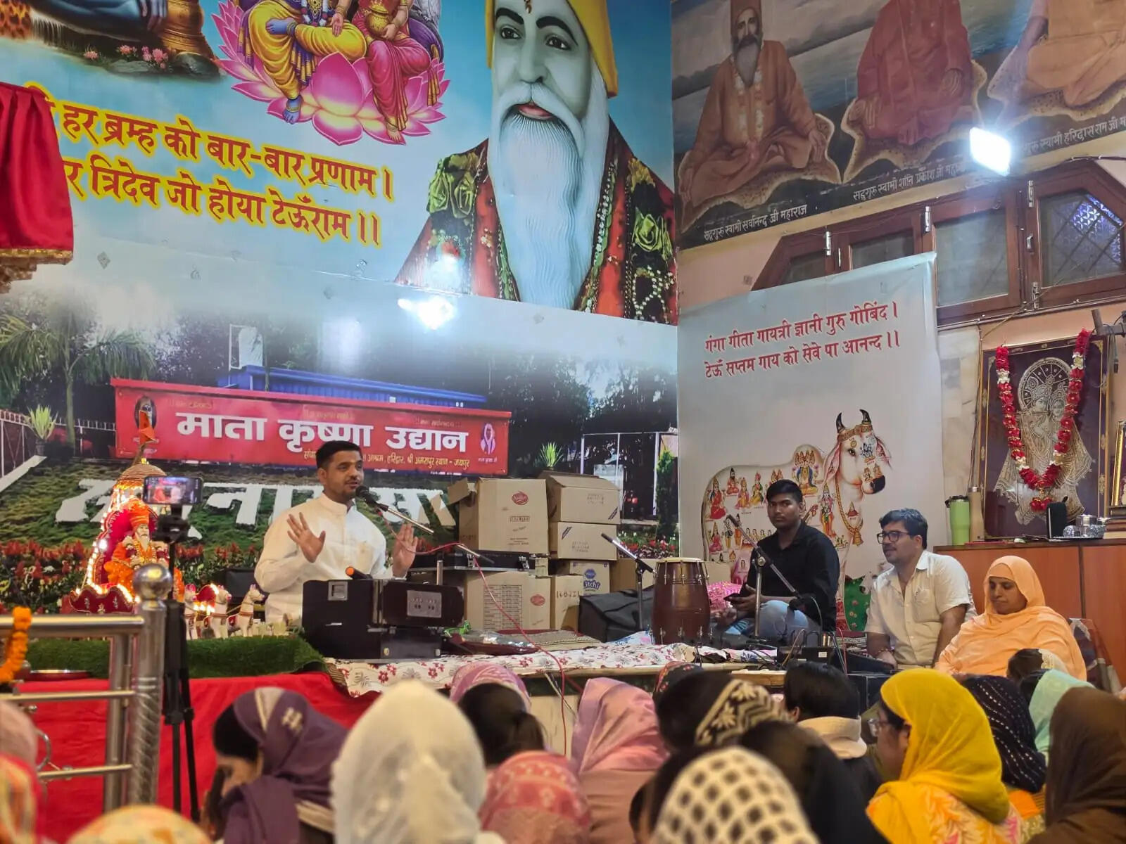 चिंता जीवित इंसान को भीतर ही भीतर जलाकर खोखला कर देती है : संत लोकेश