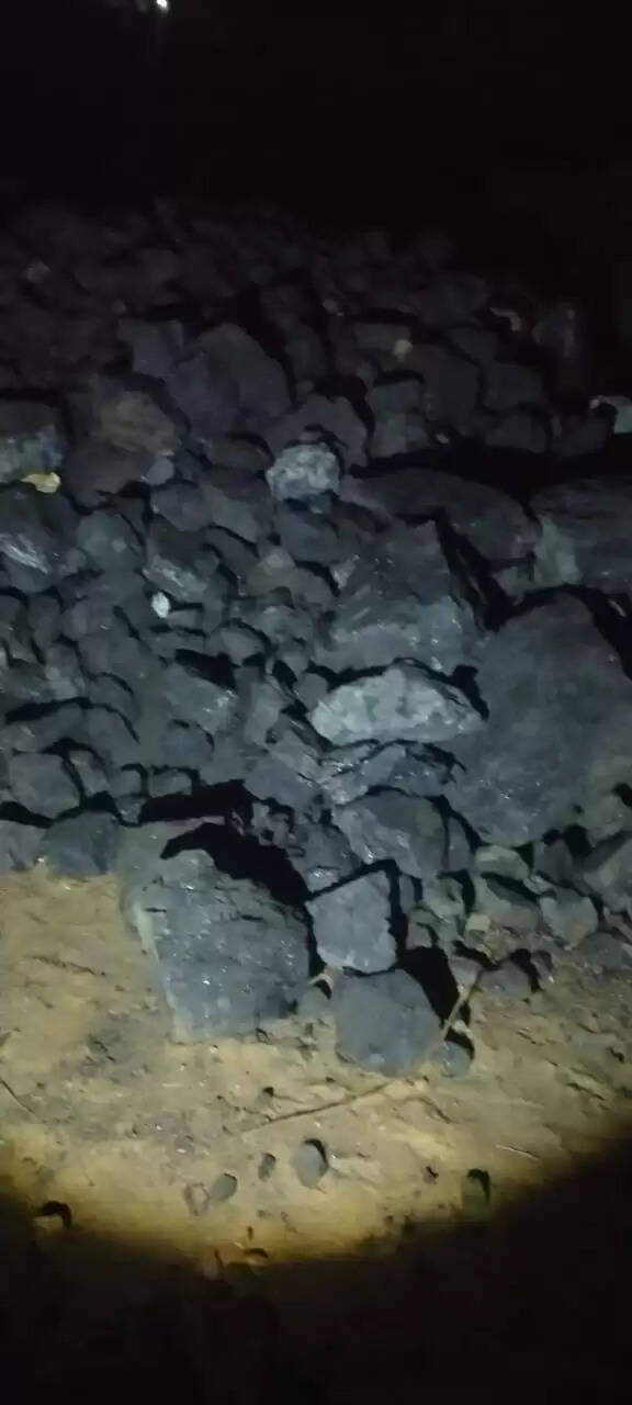 पुलिस ने छापेमारी कर जब्‍त किया 70 टन अवैध कोयला, पांच पर प्राथमिकी दर्ज