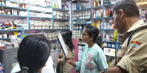 सुशीला तिवारी अस्पताल के नजदीक के मेडिकल स्टोरों पर छापा कई मेडिकल स्टोरो पर अनियमितताएं पाई गई