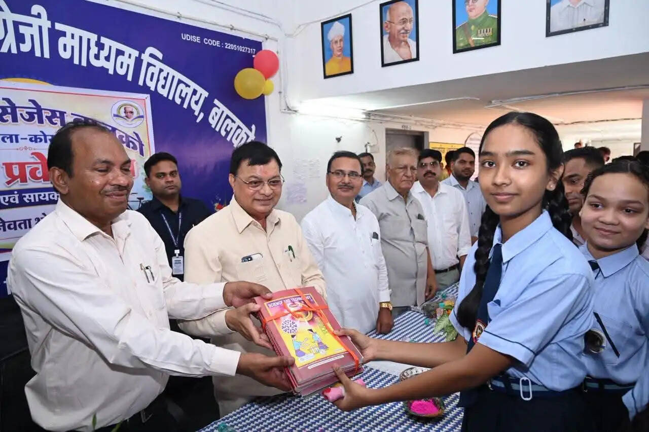 शाला प्रवेशोत्सव में मंत्री लखनलाल देवांगन बोले- मन लगाकर पढ़ें और जिले का नाम करें रोशन