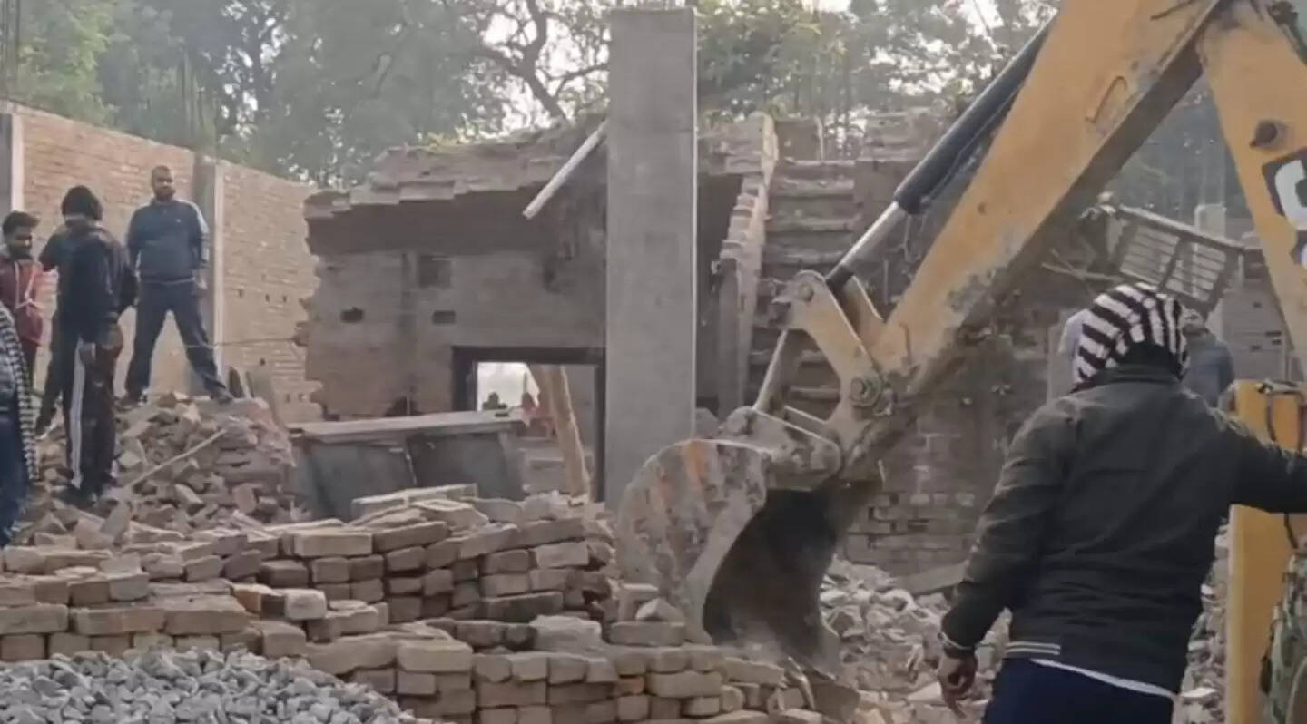 जर्जर मकान तोड़ते समय भरभराकर गिरी छत, एक मजदूर की मौत