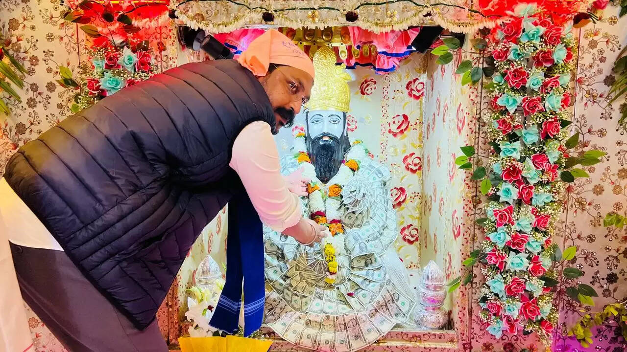 भीम आर्मी मुखिया चंद्रशेखर ने संत रविदास मंदिर में टेका मत्था,&nbsp;संतों से लिया&nbsp;आशीर्वाद