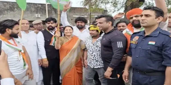 सोनीपत: भाजपा प्रदेश अध्यक्ष बडौली और विधायक कृष्णा तिरंगा यात्रा को रवाना किया