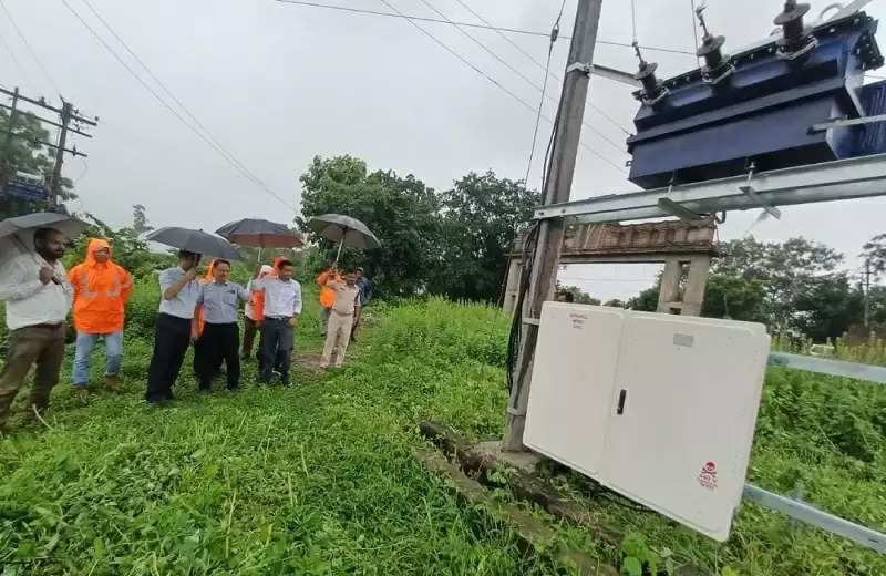 इंदौरः बिजली कंपनी के एमडी ने बरसते पानी में किया निरीक्षण