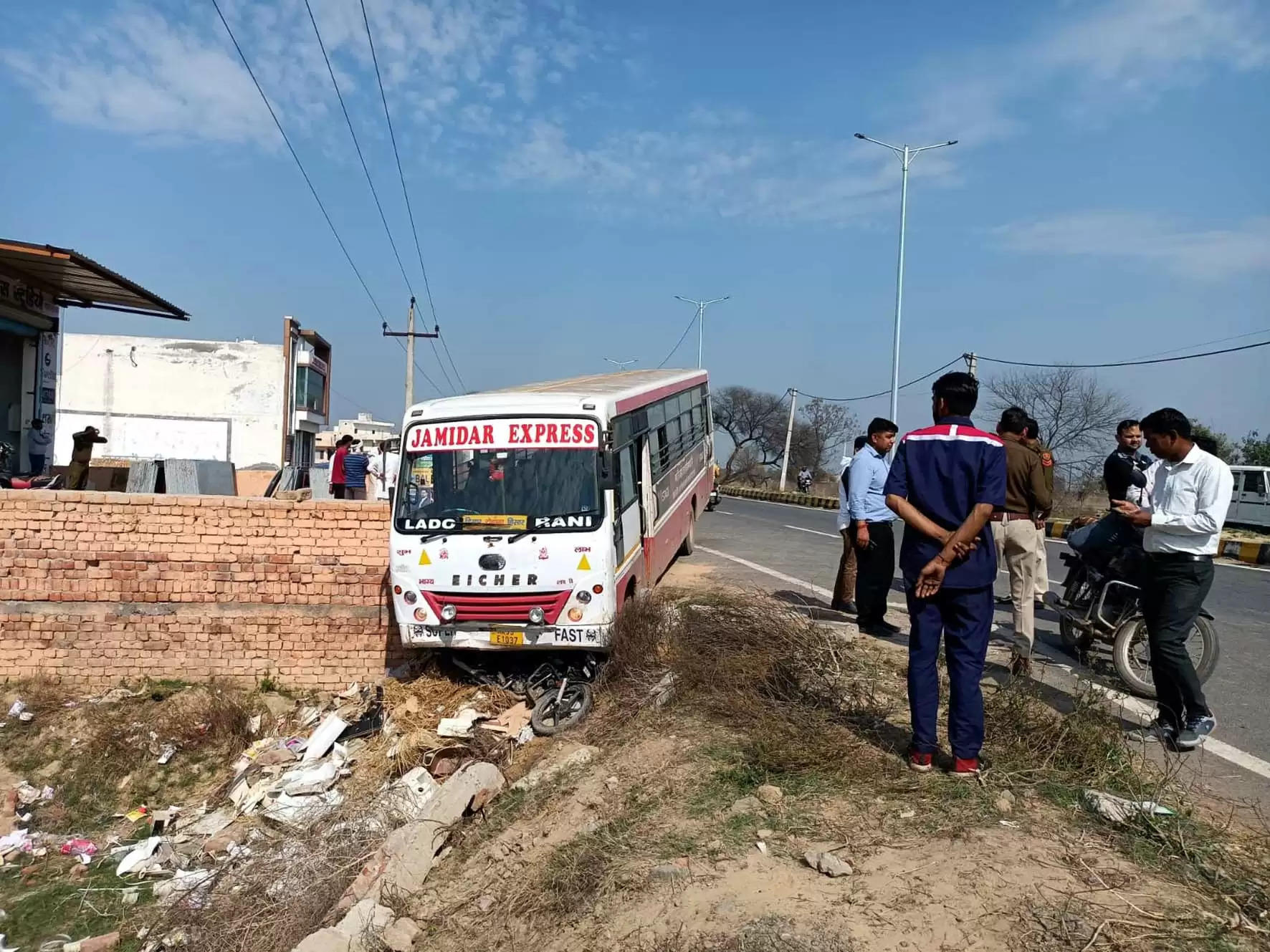 हिसार: अनियंत्रित हुई निजी बस व फेरी वाले को रौंदा, सवारियां सुरक्षित