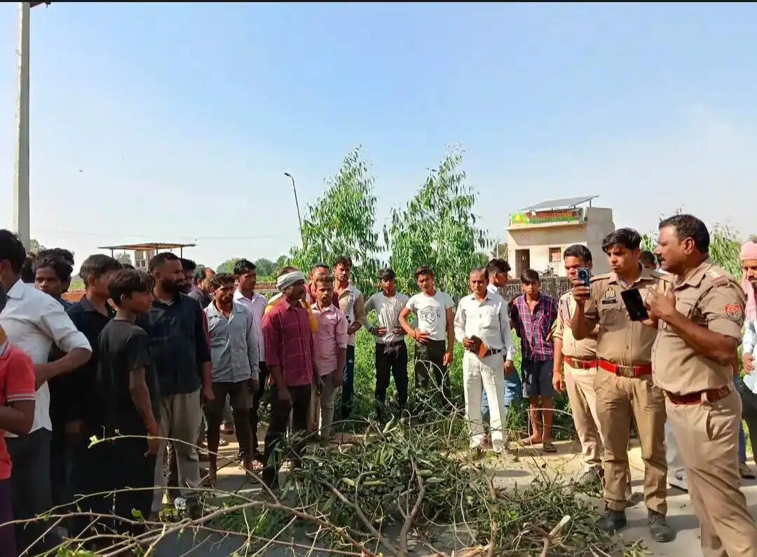 फर्रुखाबाद में तेज रफ्तार कार ने बाइक सवार पिता- पुत्र को मारी टक्कर, दूर तक वाहन में घिसटने से पिता की मौत