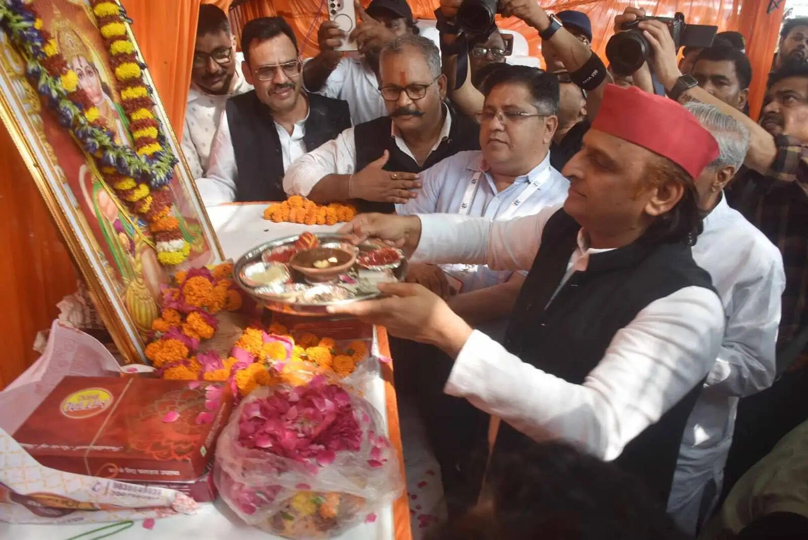 लखनऊ समेत अवध क्षेत्र के जिलों में दिखी बड़े मंगल की धूम, भाजपा प्रदेश अध्यक्ष पंकज चौधरी और सपा अध्यक्ष अखिलेश यादव ने बांटा प्रसाद