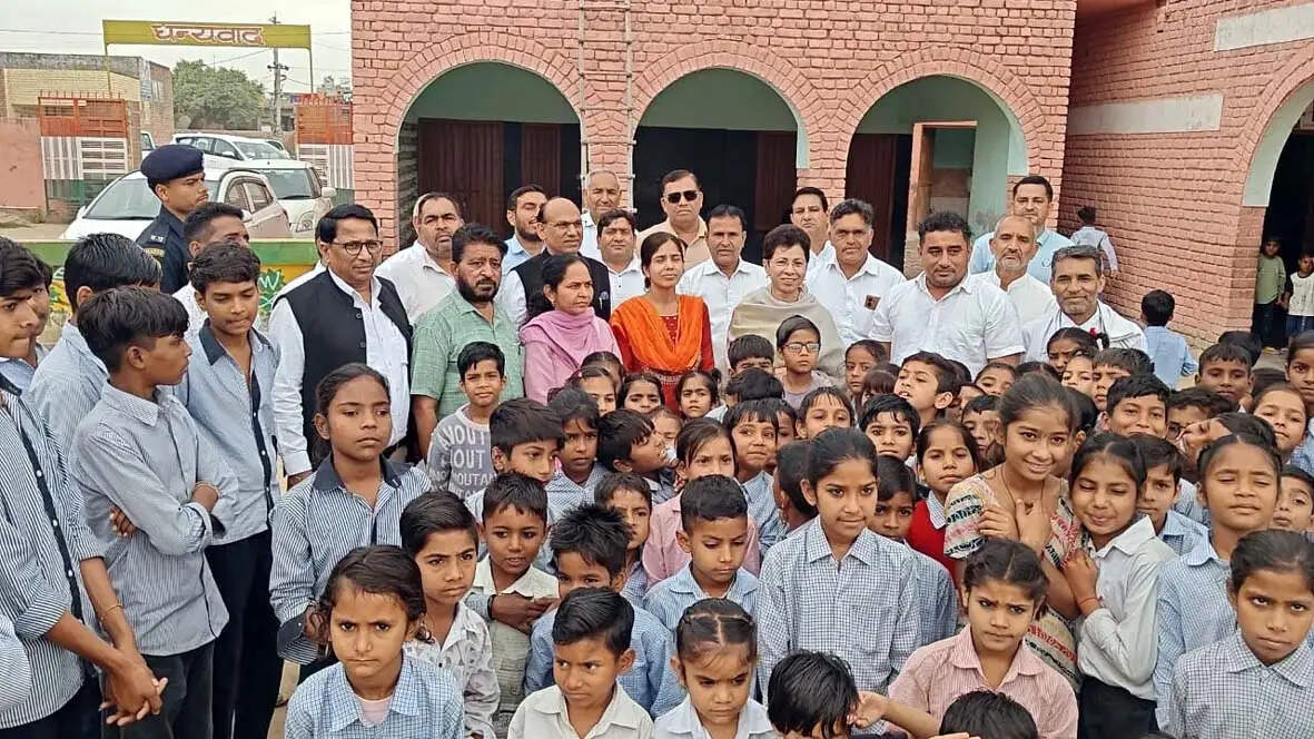 हिसार : उकलाना के स्कूल में पहुंचीं सांसद सैलजा, विद्यार्थियों से की बातचीत