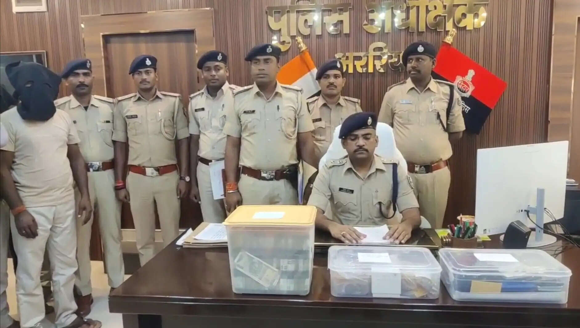 दिल्ली से चोरी कर भाग रहा पश्चिम बंगाल का नौकर गिरफ्तार