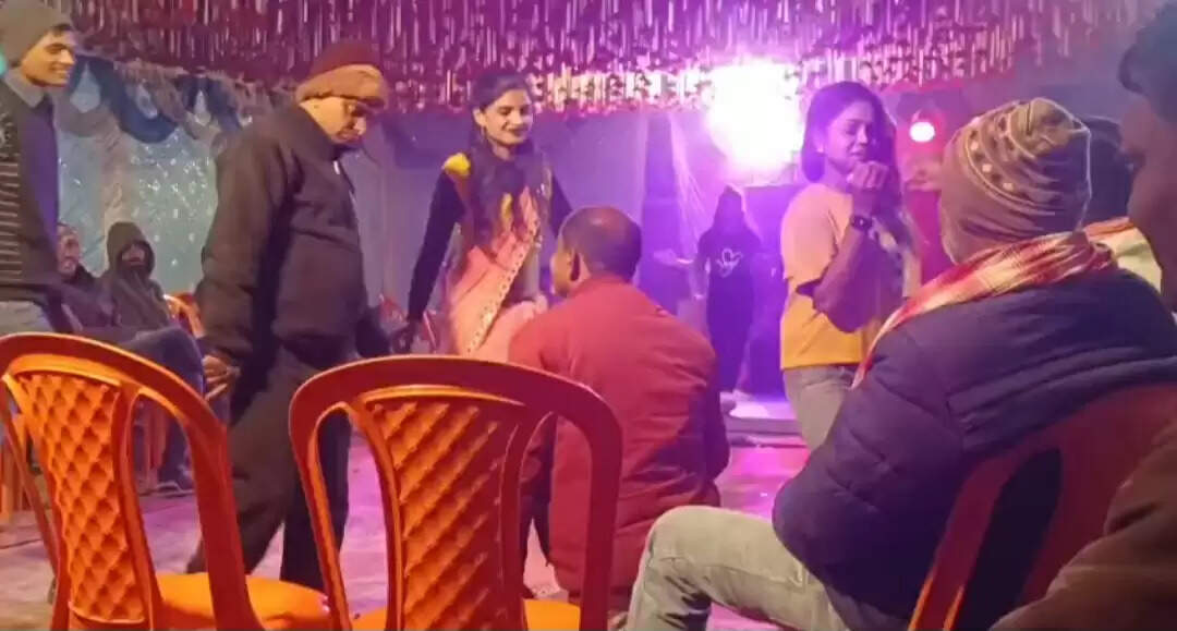 अश्लील गाने पर नर्तकियों के साथ डांस करते सरकारी शिक्षक का वीडियो वायरल