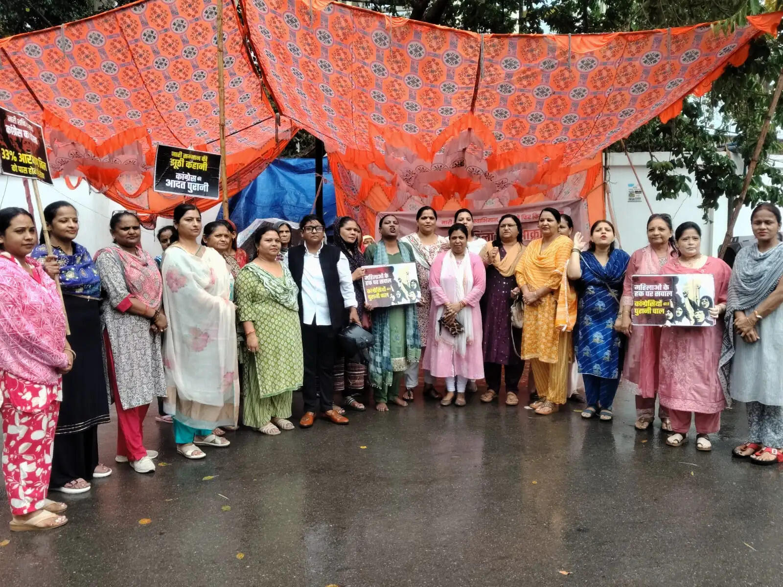 सपा सांसद रुचि वीरा के घर के बाहर दूसरे दिन भी भाजपा महिला मोर्चा का धरना जारी