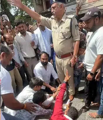 इंदौर में गहराया जल संकट, पानी के लिए सड़कों पर उतरे लोग, कांग्रेस का चक्काजाम प्रदर्शन