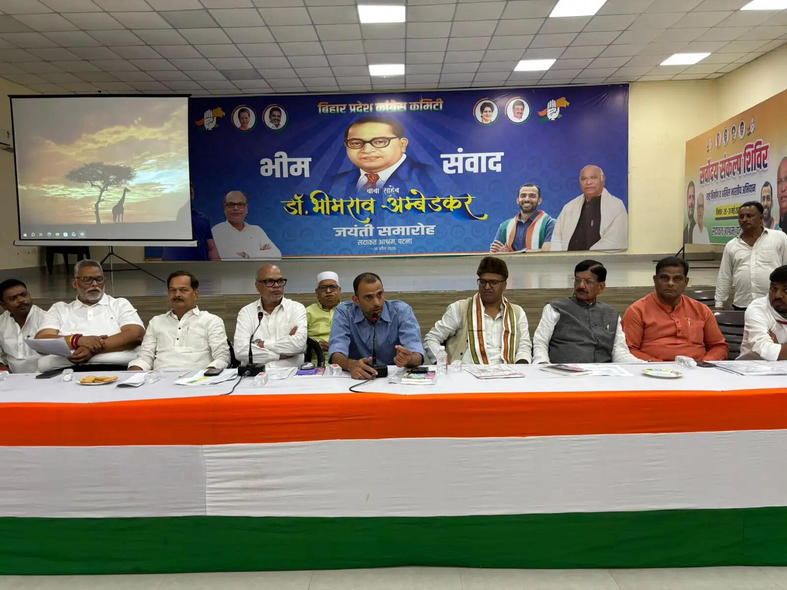 संगठन सृजन अभियान को लेकर प्रदेश कांग्रेस प्रभारी कृष्णा अल्लावरु और अध्यक्ष राजेश राम ने की बैठक