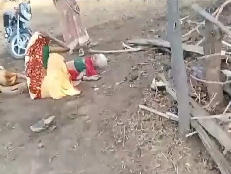 मप्र&nbsp;के&nbsp;सीधी&nbsp;में हाथियों&nbsp;ने&nbsp;बुजुर्ग दंपति की कुचलकर ली जान,&nbsp;गुस्साए ग्रामीणों ने शव उठाने से किया इनकार