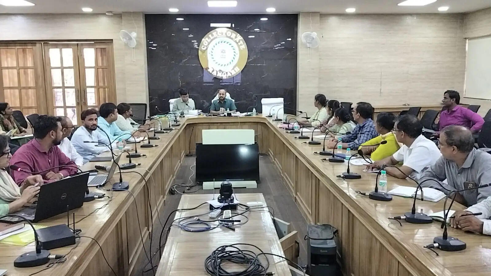 डीसी ने की स्वास्थ्य, शिक्षा, पोषण और आजीविका योजनाओं की समीक्षा