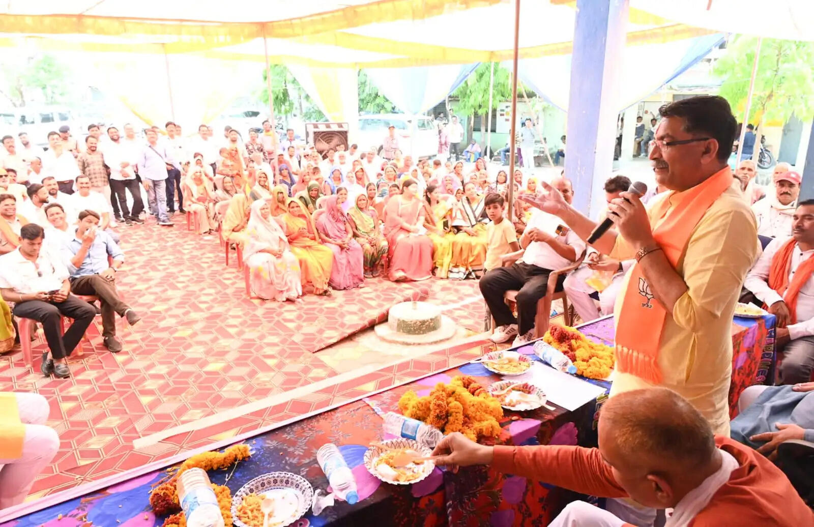 जबलपुरः सांसद आशीष दुबे ने ग्राम पंचायत प्रवास कार्यक्रम के अंतर्गत ग्रामीणों से किया संवाद