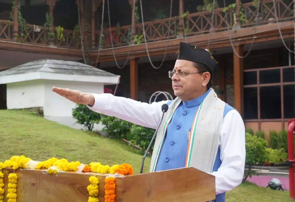मुख्यमंत्री धामी ने सरकारी आवास में किया ध्वजारोहण, दिलाई राष्ट्रीय एकता की शपथ