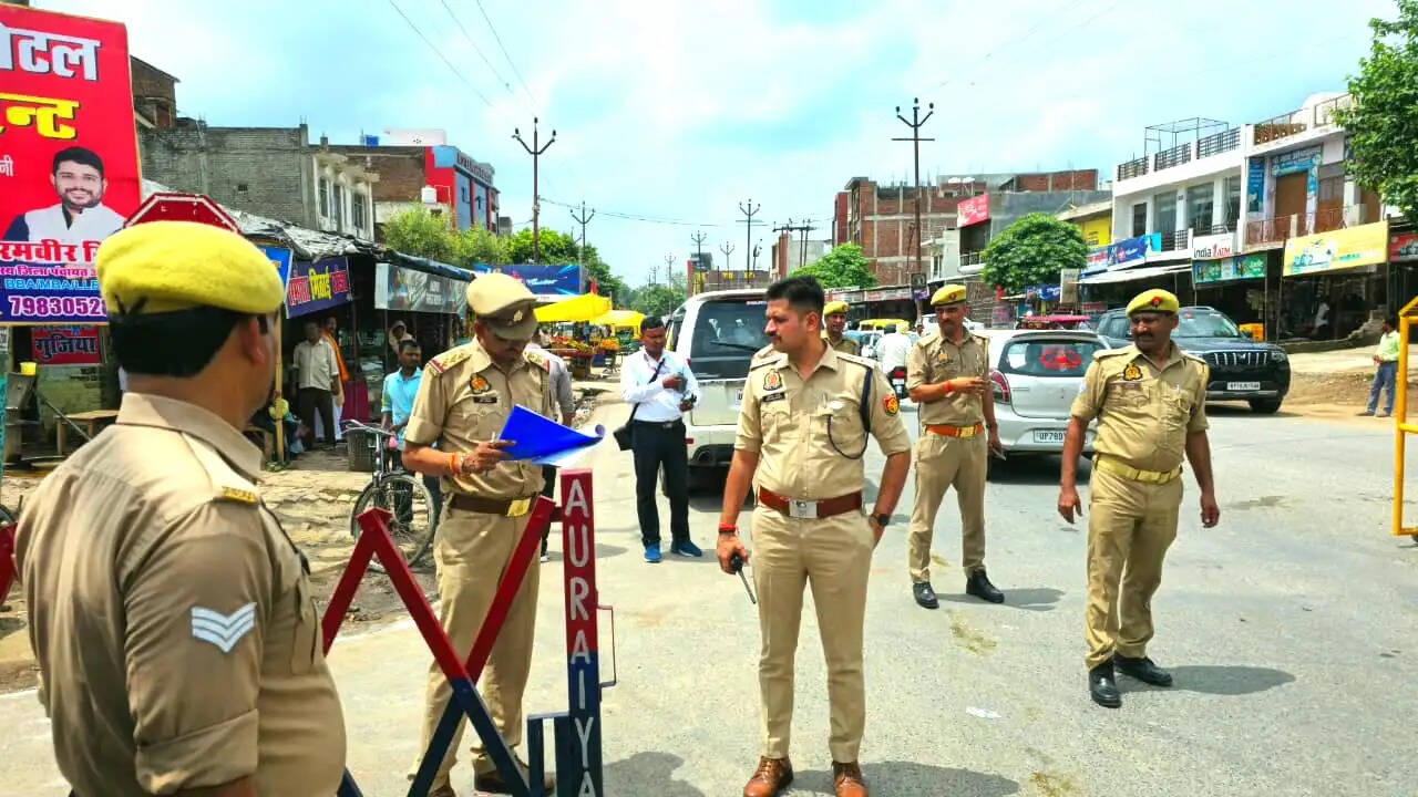 औरैया : श्रावण के पहले सोमवार पर देवकली मंदिर पहुंचे एसपी, सुरक्षा व्यवस्था का लिया जायजा