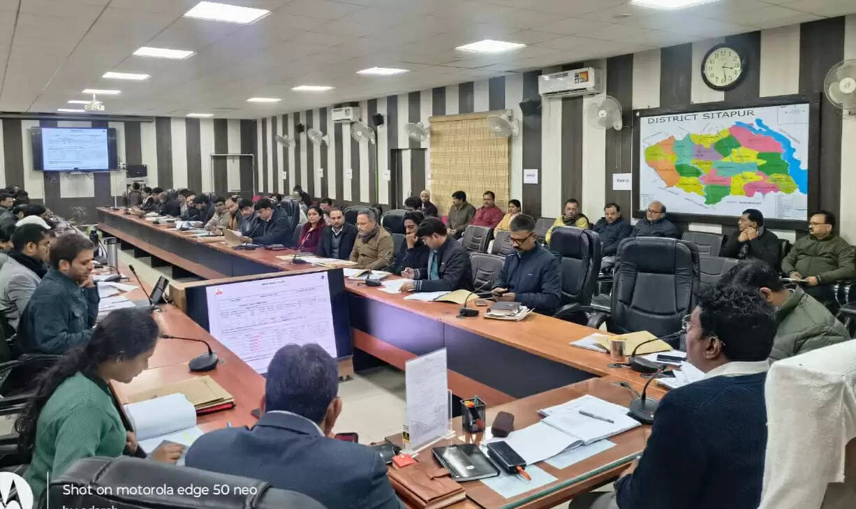 डीएम ने राजस्व लंबित मामलों पर कसा शिकंजा, एक साल से अधिक पुराने मामले जल्द निपटाने के निर्देश