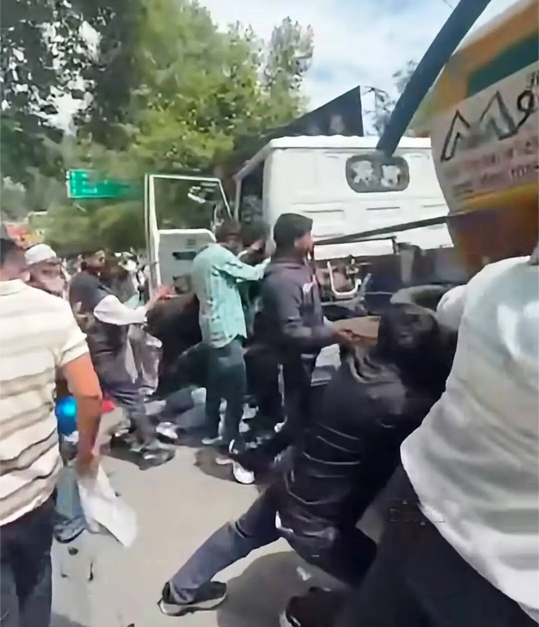 जल संस्थान के अनियंत्रित टैंकर ने दिल्ली की मां-बेटी को कुचला, गंभीर घायल