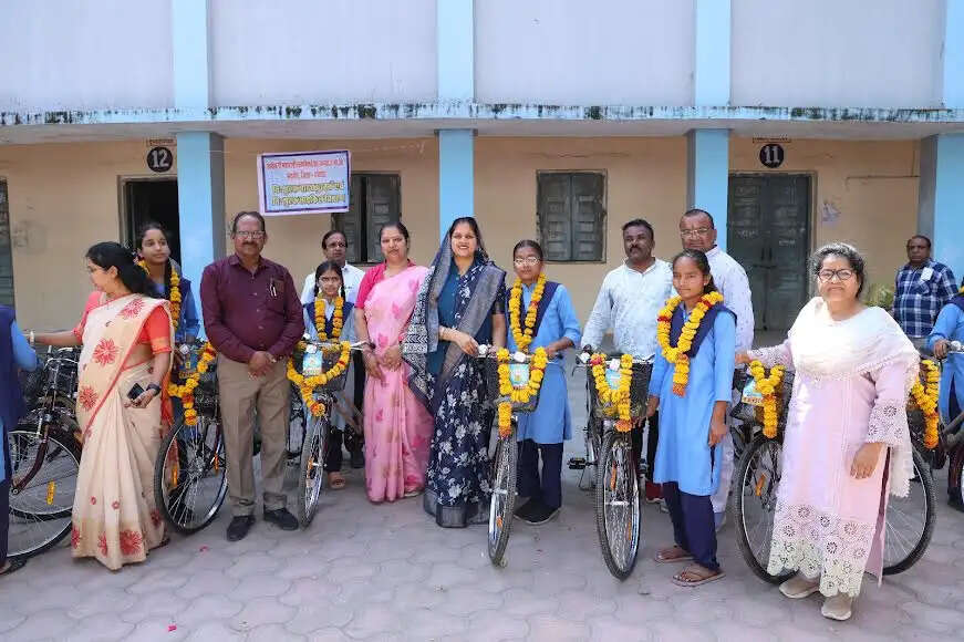 मंदसौरः जिले के सभी स्कूलों में मनाया गया प्रवेश उत्सव, बच्चों को पुस्तकें एवं साइकिल वितरित की गई