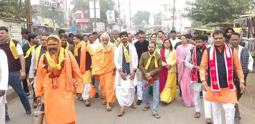 राजगढ़ः श्रीराम जन्मभूमि मंदिर प्राण प्रतिष्ठा के आमंत्रण के लिए घर-घर पहुंचकर बांटे पीले अक्षत