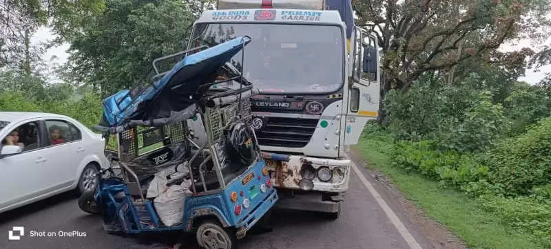 महाेबा : बेकाबू ट्रक ने ई-रिक्शा में मारी टक्कर, चाची-भतीजे की मौत