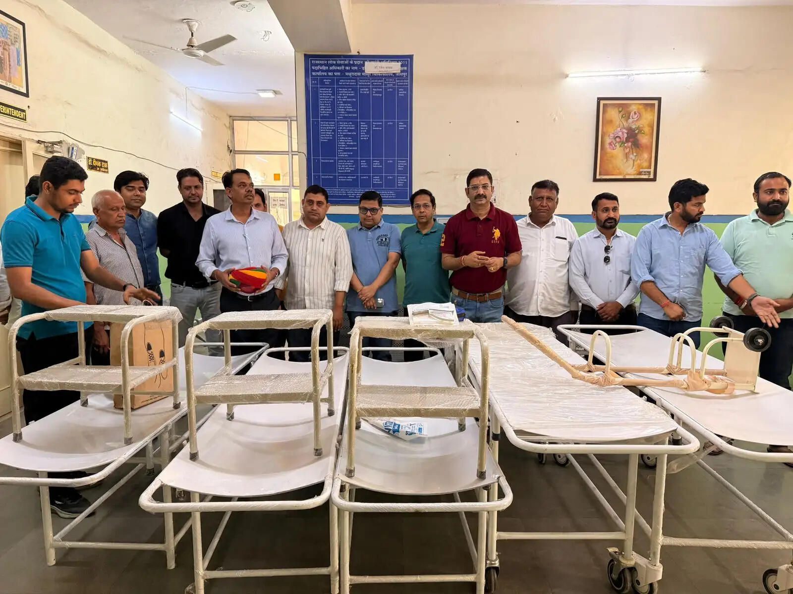 एमडीएम हॉस्पिटल में भेंट की ट्रॉलियां व अन्य सामग्री