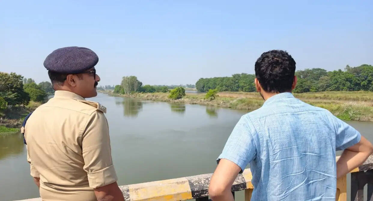 देवरिया : जिलाधिकारी और पुलिस अधीक्षक ने विसर्जन घाटों का किया निरीक्षण