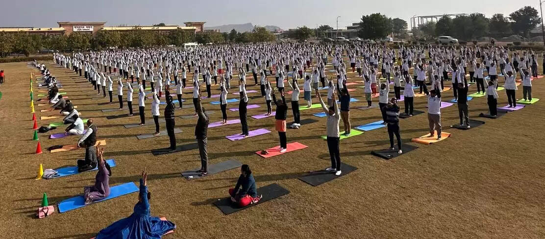 आयुर्वेद विश्वविद्यालय में पर्वतासन का विश्व कीर्तिमान