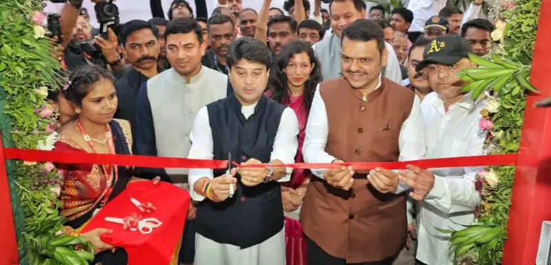 मुंबई के अंधेरी रेलवे स्टेशन पर नवीनीकृत उपडाकघर का उद्घाटन, ‘जन सेवा कनेक्ट’ योजना के तहत आधुनिक सुविधाओं से लैस हुआ केंद्र