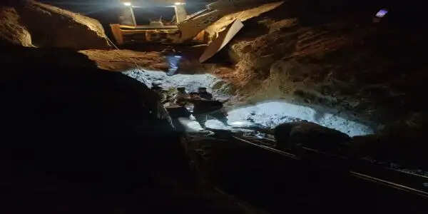 गैस पाइपलाइन वेल्डिंग के दौरान मिट्टी धंसने से दो मजदूरों की मौत