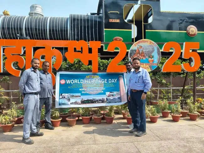 विश्व धरोहर दिवस : प्रयागराज और कानपुर रेलवे स्टेशनों पर लगे सेल्फी कट आउट बोर्ड