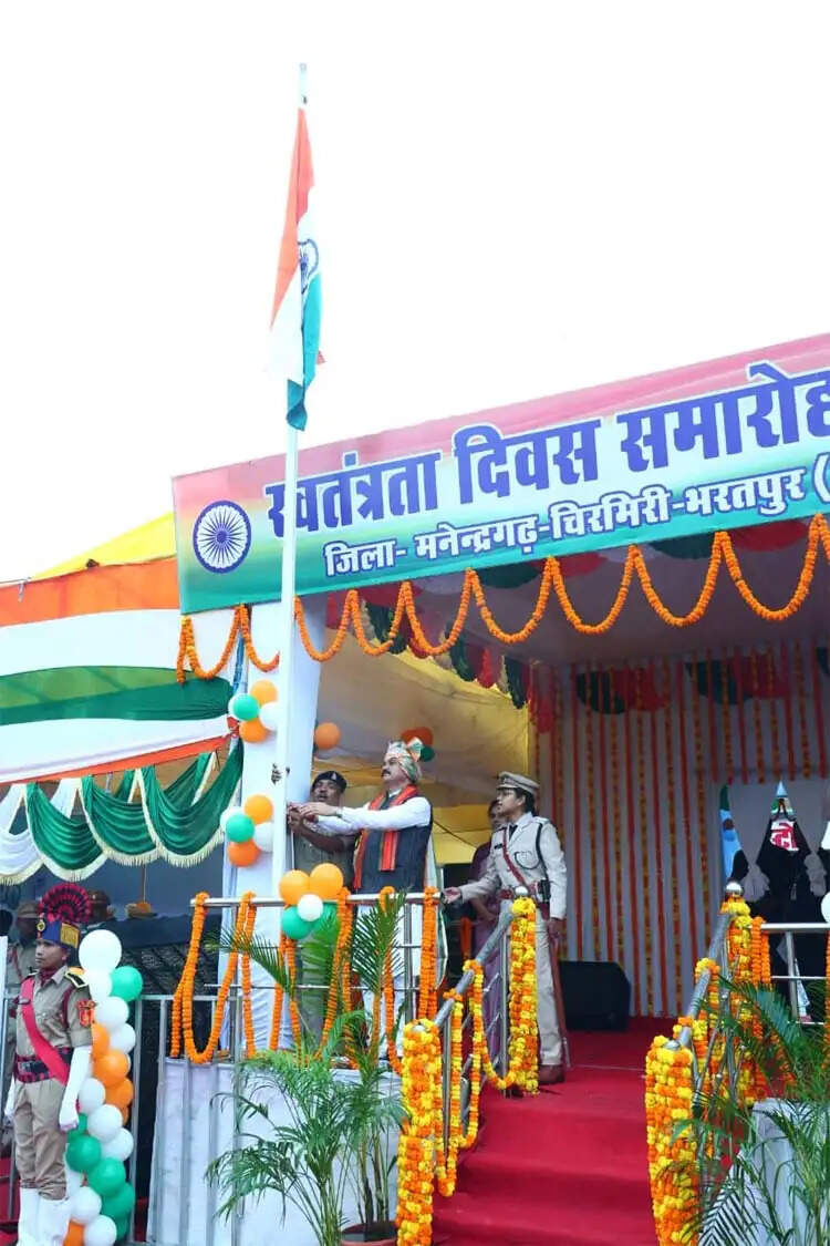 मनेंद्रगढ़ में शान से लहराया तिरंगा, स्वास्थ्य मंत्री श्याम बिहारी जायसवाल ने ली परेड की सलामी