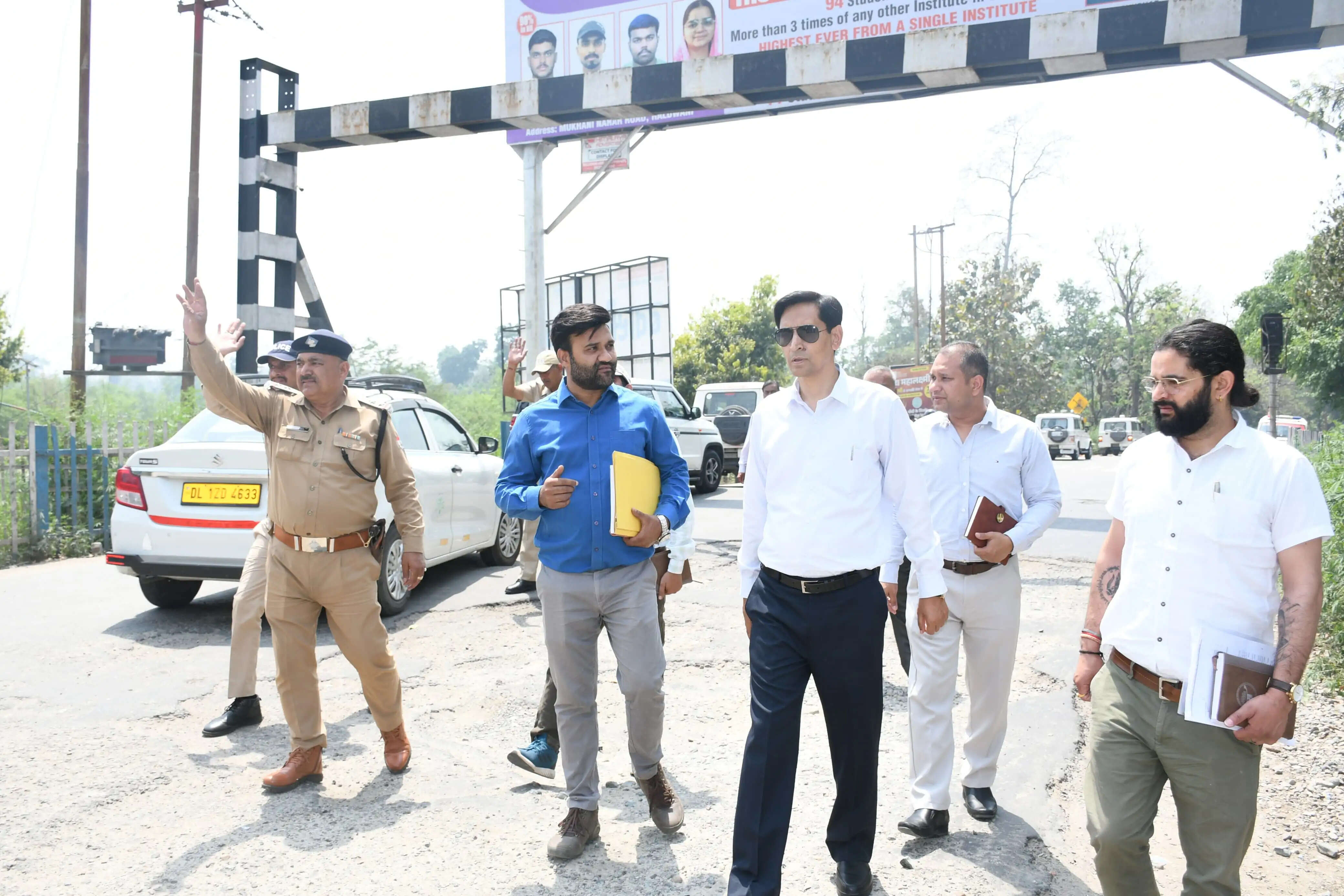 हाईवे निरीक्षण में कमिश्नर सख्त, रेलवे क्रॉसिंग गड्ढों पर जताई नाराजगी