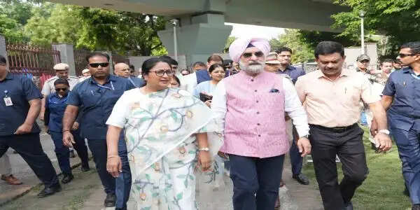 दिल्ली के उपराज्यपाल और मुख्यमंत्री ने वासुदेव घाट और यमुना बाजार घाट का किया दौरा