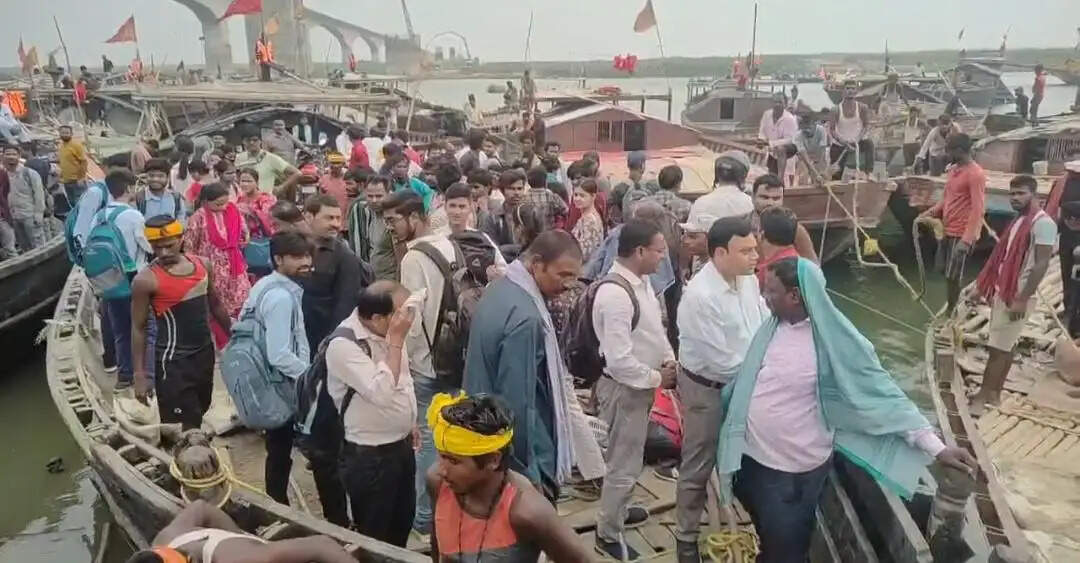 विक्रमशिला सेतु क्षतिग्रस्त, नाव बनी लाइफलाइन, गंगा घाटों पर बढ़ी रौनक
