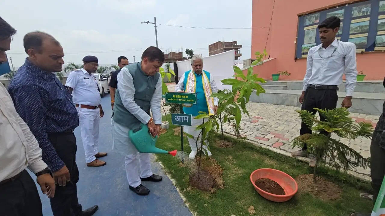 उप्र विधान सभा के अध्यक्ष सतीश महाना ने बिहार में बिपार्ड परिसर में रोपे पौधे, 'एक पेड़ माँ के नाम' अभियान काे सराहा