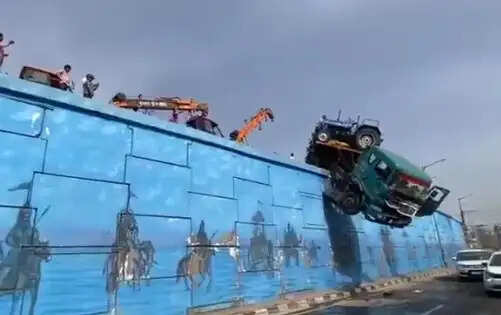 ट्रैक्टरों से लदा ट्रॉला पुल पर अनियंत्रित होकर लटका, बड़ा हादसा टला