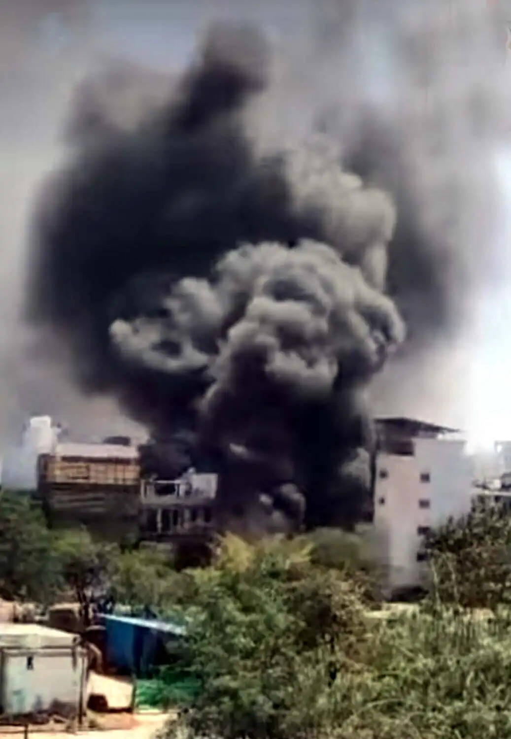 गुरुग्राम की निर्वाणा कंट्री सोसायटी के पास लगी भीषण आग